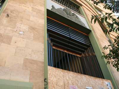 Qui avevano sede gli ex uffici della direzione provinciale e in effetti una vecchia scritta ce lo conferma